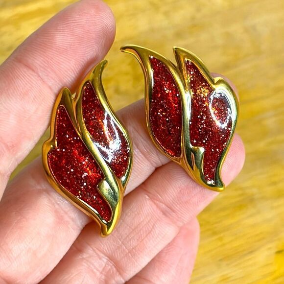 Vintage Avon Women’s Gold Tone Red Glitter Flame Lightweight Post Earrings - Picture 1 of 4